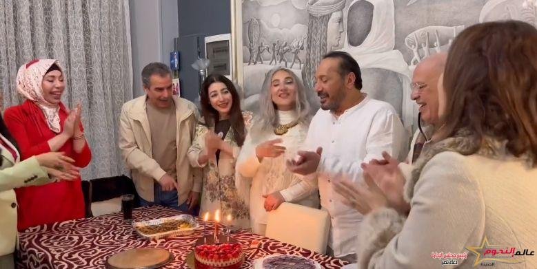 على الحجار وزوجته يحتفلان بعيد زواجهما الـ 20 