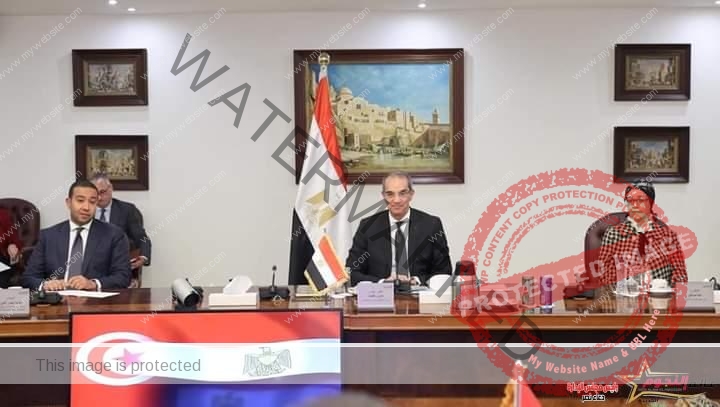 طلعت يبحث مع وزير تكنولوجيات الاتصال التونسى تعزيز التعاون الثنائى بين البلدين