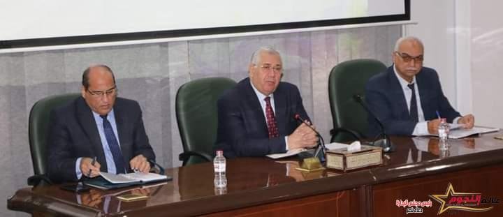 القصير يشدد على إجراء الحصر الدقيق لمساحات القمح والمرونة في توزيع الأسمدة وتشجيع زراعة المحاصيل الاستراتيجية