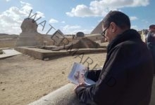الكاتب والصحفي الفرنسي رولان لومبارتي يزور منطقة أهرامات الجيزة