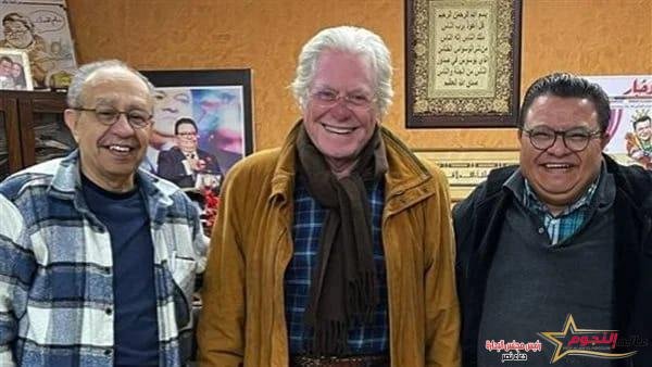 "امسك حرامي".... حسين فهمي يروج لمسرحيته الجديدة 