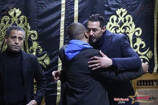 فارس وأميرة فتحي في عزاء والد أحمد هارون