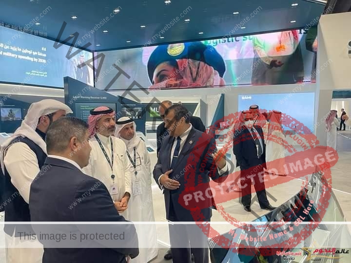 "وزير الدولة للإنتاج الحربي" يتفقد الجناحين الإماراتي والسعودي بمعرض الدفاع "IDEX 2023"