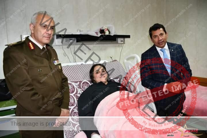 وزير الرياضة يزور بطلة رفع الأثقال "نهلة رمضان" فى المستشفى للاطمئنان على حالتها الصحية
