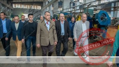 "وزير الدولة للإنتاج الحربي" يفاجئ عمال مصنع آخر بزيارة مفاجئة بعد انتهاء زيارة رسمية لأحد المصانع