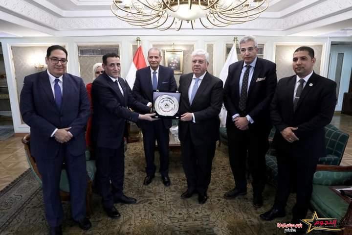 وزير التعليم العالي يتابع دور الجامعات المصرية في المشروع القومي لمحو الأمية