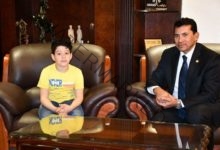 وزير الشباب والرياضة يكرم الطفل بلال نجل الشهيد المقدم محمد جمال الأكشر 