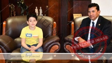 وزير الشباب والرياضة يكرم الطفل بلال نجل الشهيد المقدم محمد جمال الأكشر 