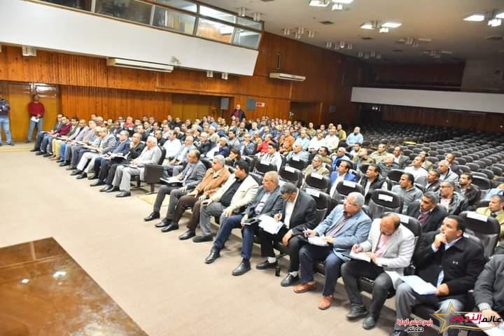 محافظ أسيوط يعقد اجتماعًا لمتابعة مستجدات منظومة تقنين أراضي الدولة ويوجه بسرعة انهاء اجراءات تقننين واضعى اليد