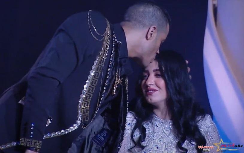 حسن شاكوش مقبلا راس زوجته في "العرافة" لهذا السبب