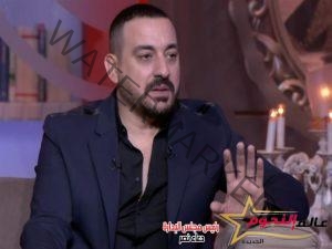 "دياب" يرد على منتقدي منى زكي .. "أهلي كلهم محجبات"