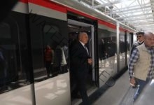 وزير النقل يتفقد انتظام العمل بمحطة عدلي منصور ويستقل أحد قطارات LRT