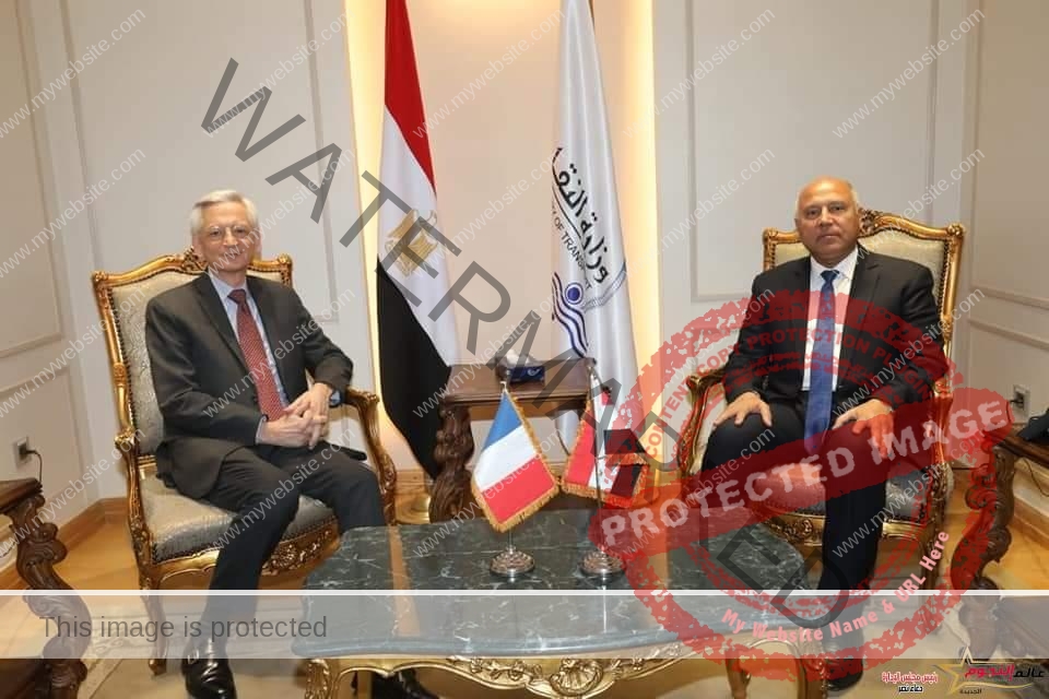 وزير النقل يبحث مع السفير الفرنسى بالقاهرة آخر المستجدات الخاصة بعدد من المشروعات المشتركة