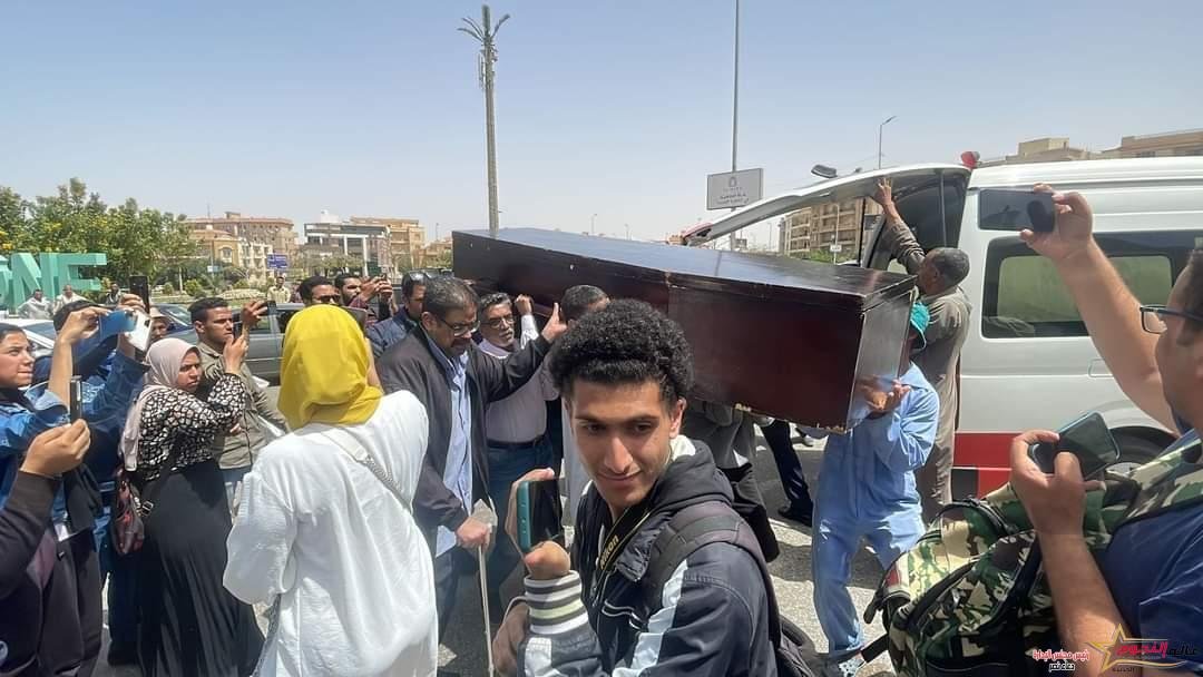 انهيار والدة شيرين الطحان بعد وصول الجثمان مسجد الشربتلي