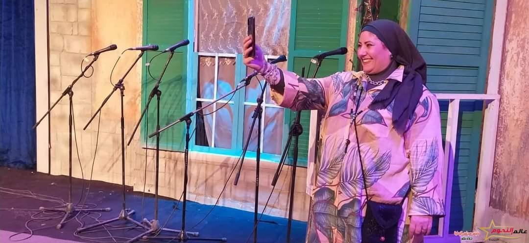 الفنانة القديرة لبني الشيخ تعيد الحياة لفرقة الموسيقي والالات الشعبية بلافتة كامل العدد