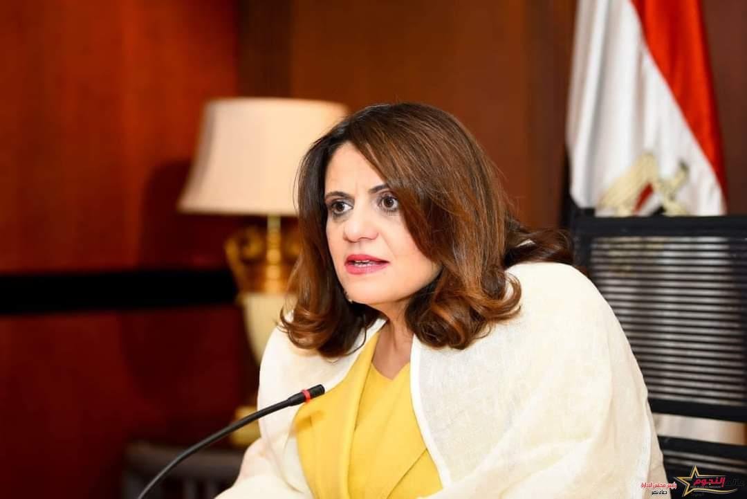 وزيرة الهجرة: تنسيق بين جميع مؤسسات الدولة وتعاون مع الهلال الأحمر المصري لإعادة المصابين من السودان