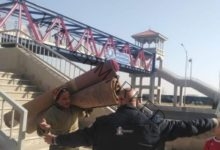 غلق مغسلة سجاد للتعدي على كوبري مشاة بالمحمودية في الإسكندرية