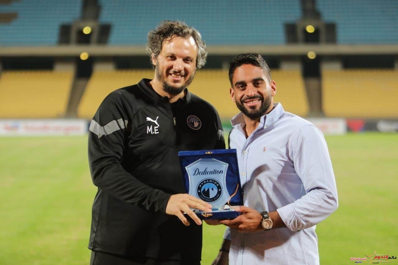 ممدوح عيد يهدي درع بيراميدز للقنصل المصري فى جنوب افريقيا