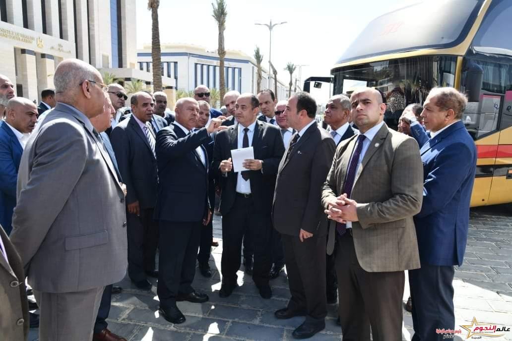 وزير النقل يتفقد اصطفافا لأتوبيسات نقل الركاب بالساحة الخارجية لوزارة النقل بالعاصمة الإدارية الجديدة