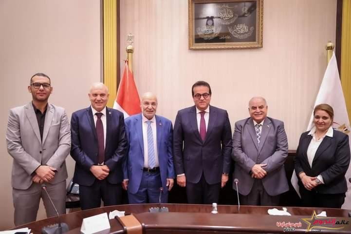 وزير الصحة يبحث مع نقيب العلاج الطبيعي دعم الخدمات المقدمة بالمستشفيات ووحدات الرعاية الأولية