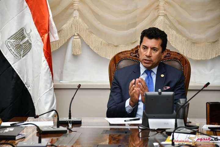 وزير الشباب والرياضة يبحث عدد من الملفات الإستثمارية والتسويقية مع قيادات الوزارة