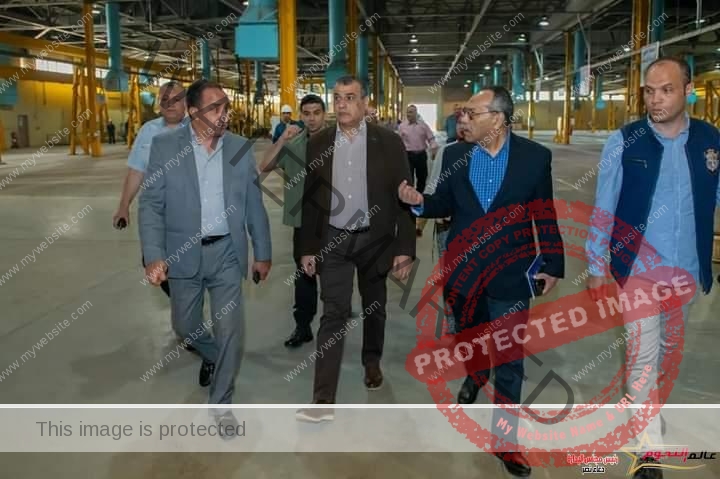 وزير الدولة للإنتاج الحربي يفاجيء قيادات وعمال "إنتاج وإصلاح المدرعات" بجولة تفقدية