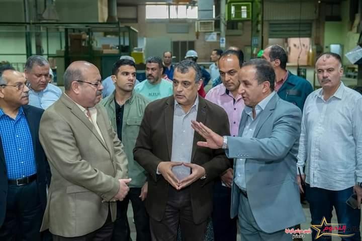 وزير الدولة للإنتاج الحربي يفاجيء قيادات وعمال "إنتاج وإصلاح المدرعات" بجولة تفقدية