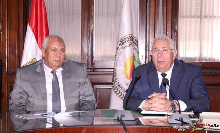 "القصير" و "الزملوط" يبحثان موقف عدد من المشروعات الزراعية بالوادي الجديد