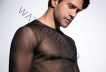 أحمد مجدي يتبع موضة الملابس الشفافة