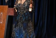 الفنانة إلهام شاهين تتألق بفستان بنقوشات الطاووس بـ مهرجان تري كور الفرنسي للأفلام القصيرة