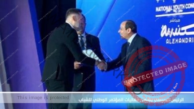 الرئيس عبدالفتاح السيسي يكرم الراحل محمود عبد العزيز