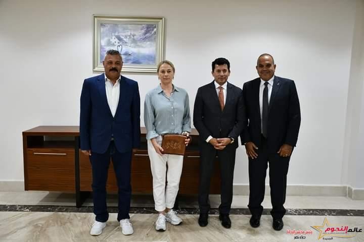 وزير الرياضة يلتقي رئيس الاتحاد الدولي للغوص لبحث استعدادات بطولة العالم للسباحة