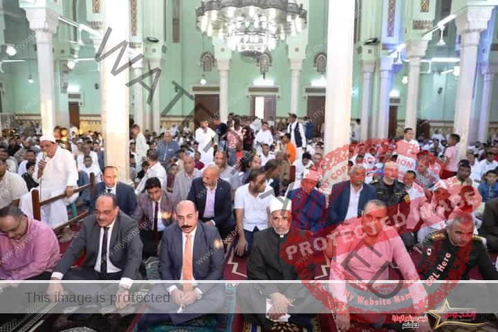 محافظ أسوان يؤدى صلاة عيد الأضحى المبارك مع جموع المصلين من أبناء المحافظة