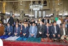 محافظ الشرقية يُؤدي صلاة عيد الأضحي بمسجد الفتح بمدينة الزقازيق