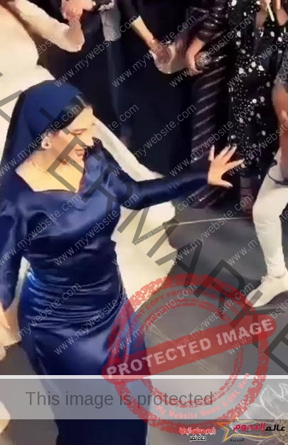 صاحبة "الفستان الأزرق" تبكي بسبب فيديو الرقص الشهير: “مكسوفة أمشي في الشارع