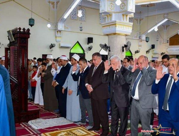 محافظ جنوب سيناء يؤدي صلاة عيد الأضحى المبارك وسط أهالى مدينة طور سيناء