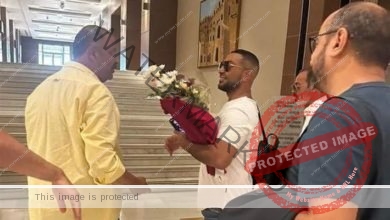 استقبال أحمد سعد في تونس بالورود قبل حفله بمهرجان قرطاج
