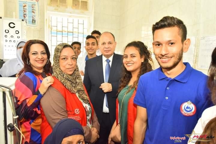 محافظ أسيوط يفاجىء العاملين بأقسام مستشفى الرمد