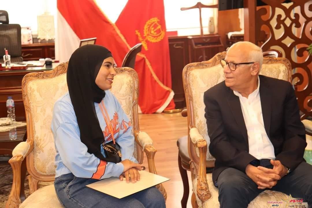 محافظ بورسعيد يكرم الطالبة "ندى عبد الباقي أحمد" الحاصلة على المركز الاول على مستوى الجمهورية في شهادة الدبلومات الفنية