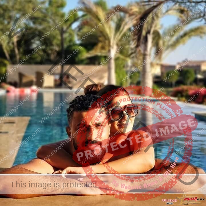 محمد سامي ومي عمر في أحدث ظهور من حمام السباحة