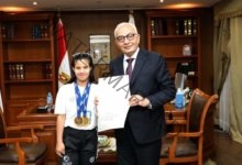 وزير التربية والتعليم يكرم أسرع عداءة «داون» في مصر توجت بذهبيتين بمونديال فرنسا