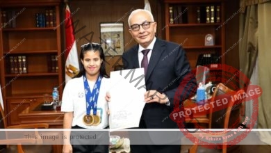 وزير التربية والتعليم يكرم أسرع عداءة «داون» في مصر توجت بذهبيتين بمونديال فرنسا