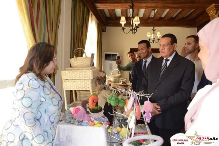 وزير التنمية المحلية ومحافظ الفيوم يتفقدان معرض منصة "أيادي مصر" لمنتجات الحرف التراثية والمشغولات اليدوية بالمحافظة