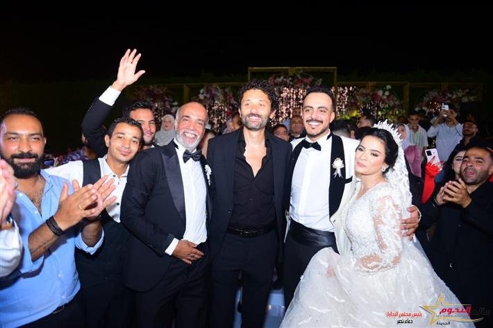كريم محمود عبد العزيز يشارك سليمان عيد رفيق "التيك توك" في زفاف نجله