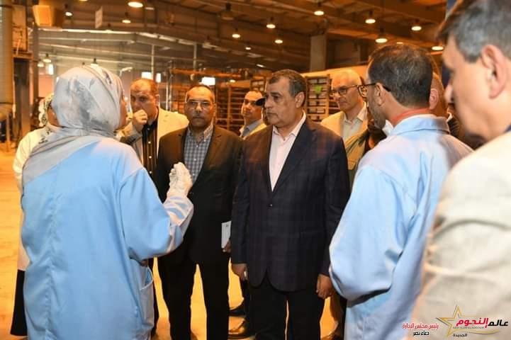 وزير الدولة للإنتاج الحربي يتفقد شركة قها للصناعات الكيماوية 1 وزير الدولة للإنتاج الحربي يتفقد شركة قها للصناعات الكيماوية