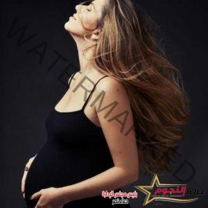 لارا اسكندر تطل على جمهورها بجلسات تصوير خاطفة أثناء الحمل