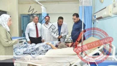 محافظ مطروح يزور المصابين الليبيين فى حادث تصادم أتوبيس وسيارة نقل