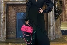 غادة عبد الرازق بـDress Blazer طويل وحقيبة فوشيا في عرض Valentino