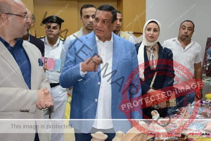 وزير التنمية المحلية ومحافظ بني سويف يفتتحان معرض " أيادي مصر "