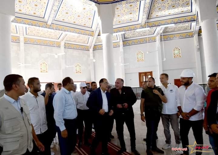 رئيس الوزراء يتفقد مسجدا وكنيسة يتم إنشاؤهما بمدينة نويبع